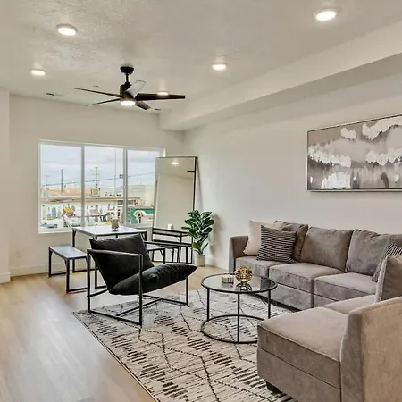 3 Min To Dt 2 Car Garage Lux Townhome King Bed